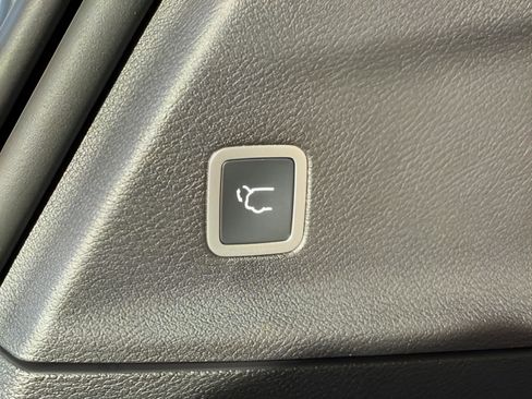 New 2026 Chrysler Pacifica Pinnacle w/ Trailer Tow Group FWD image 8