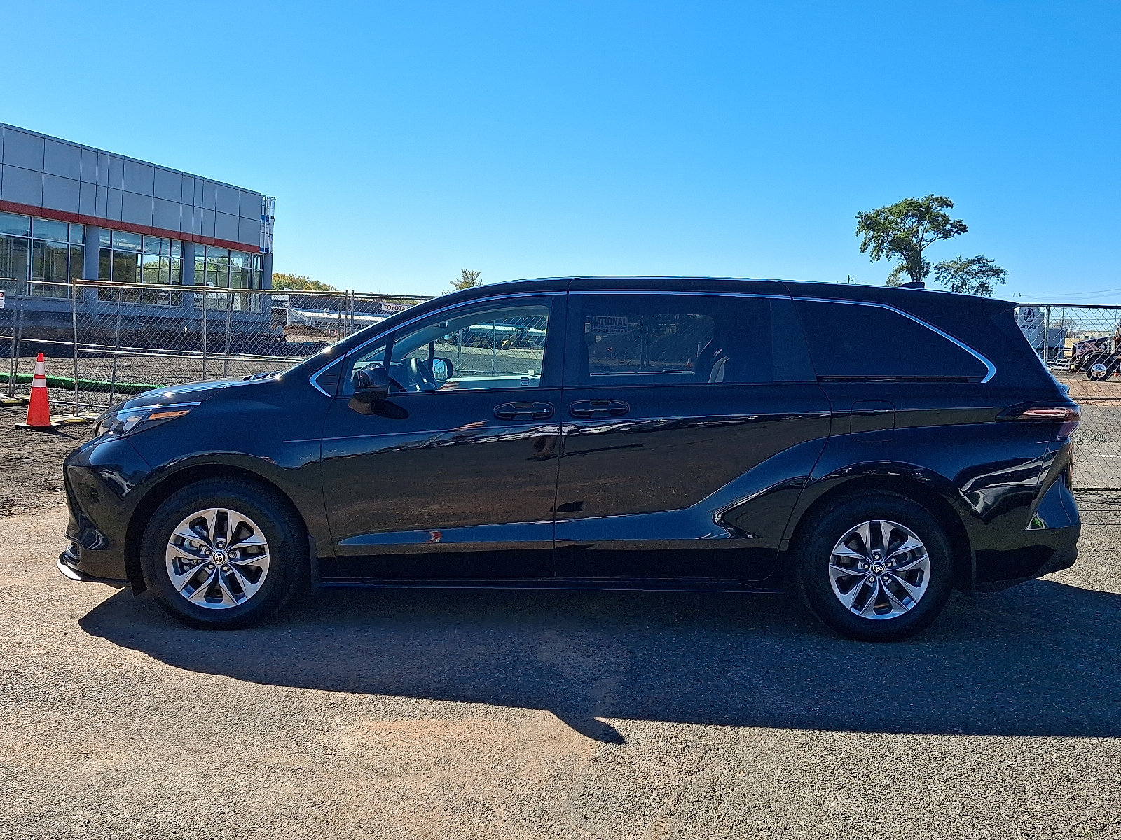 Certified 2025 Toyota Sienna LE AWD/4WD image 4
