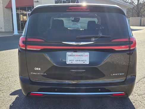 Used 2024 Chrysler Pacifica Limited FWD image 4