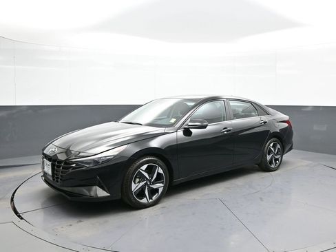 Certified 2023 Hyundai Elantra Limited w/ Preferred Accessory Package image 10