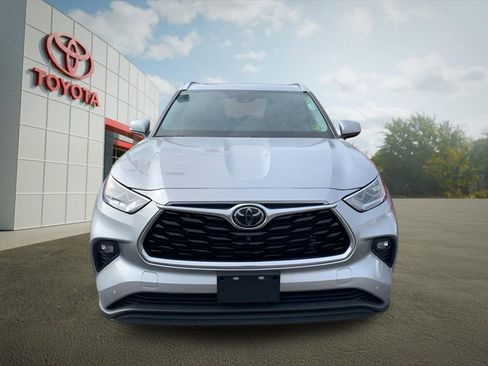 Used 2021 Toyota Highlander Limited FWD image 8