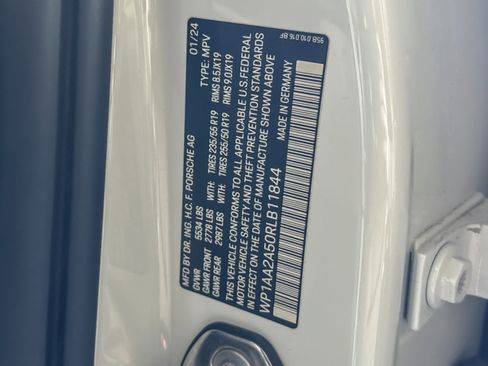 Used 2024 Porsche Macan w/ Premium Plus Package image 29