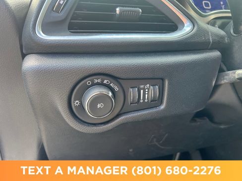 Used 2019 Chrysler Pacifica Touring-L FWD image 28