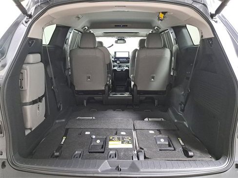 Used 2025 Toyota Sienna XLE image 10