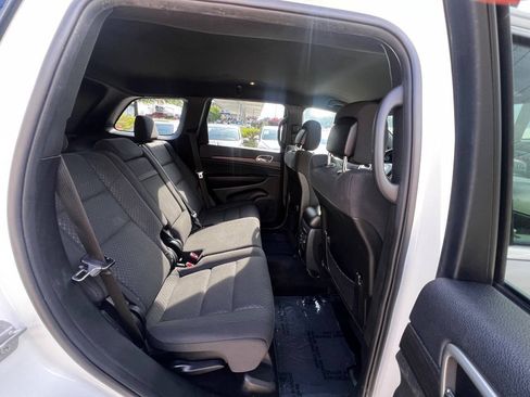 Used 2018 Jeep Grand Cherokee Laredo AWD/4WD image 11