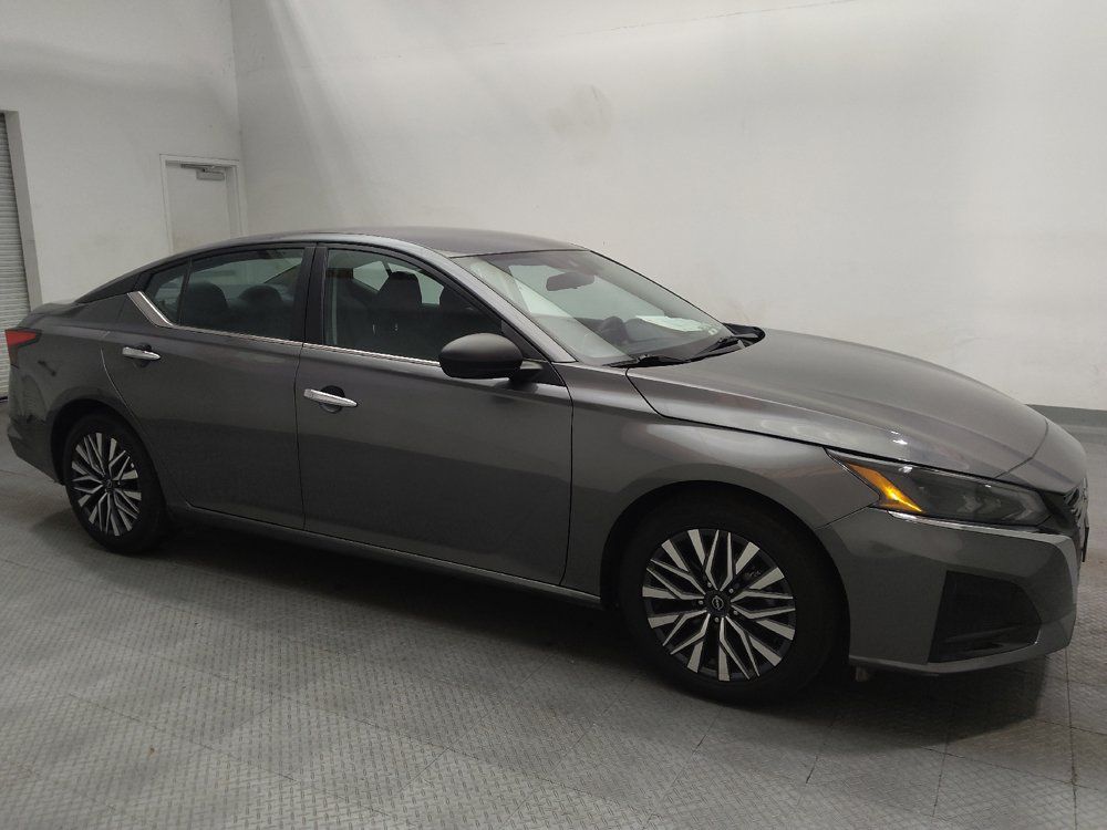 Used 2025 Nissan Altima 2.5 SV FWD image 11