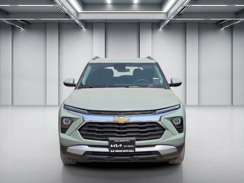 Used 2025 Chevrolet TrailBlazer LT AWD/4WD image 2