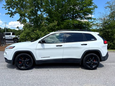 Used 2018 Jeep Cherokee Latitude w/ Altitude Package FWD image 11