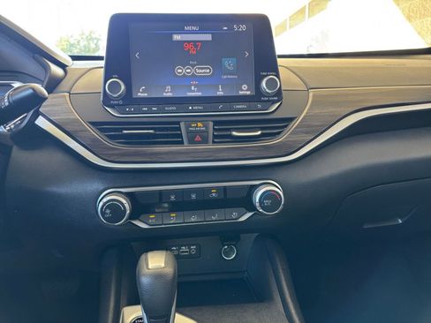 Used 2025 Nissan Altima 2.5 SV FWD image 17
