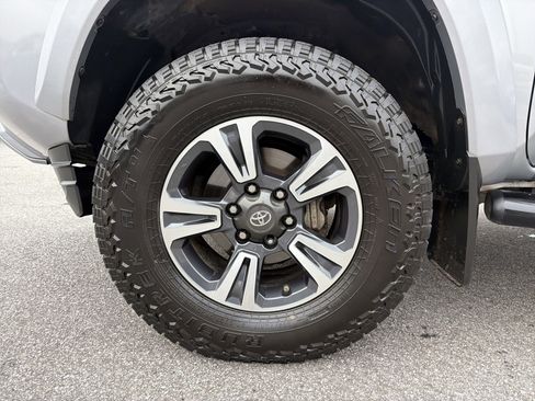 Used 2017 Toyota Tacoma TRD Sport image 12