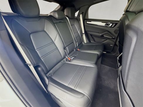 Used 2022 Porsche Cayenne Platinum Edition image 29