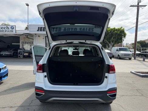 Used 2023 Volkswagen Taos SE FWD image 17
