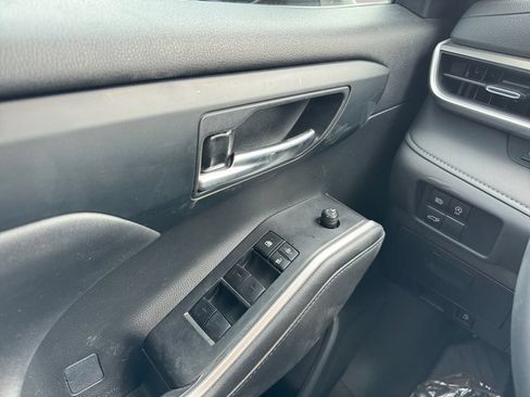 Used 2023 Toyota Highlander XLE AWD/4WD image 11