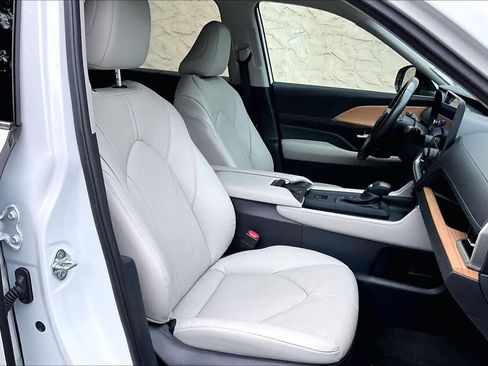 Certified 2024 Toyota Grand Highlander FWD image 9