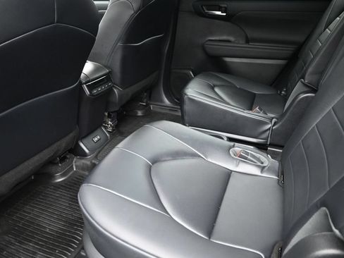 Used 2023 Toyota Highlander XLE AWD/4WD image 14