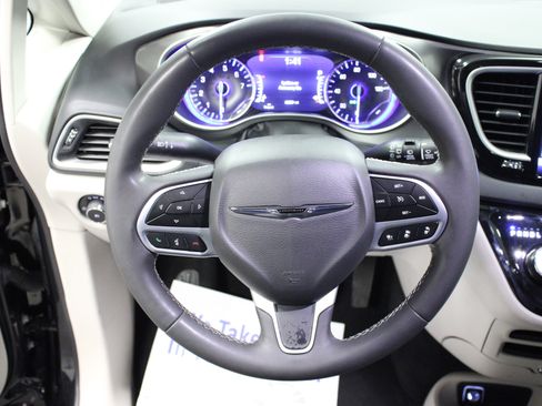Used 2023 Chrysler Pacifica Touring-L FWD image 18