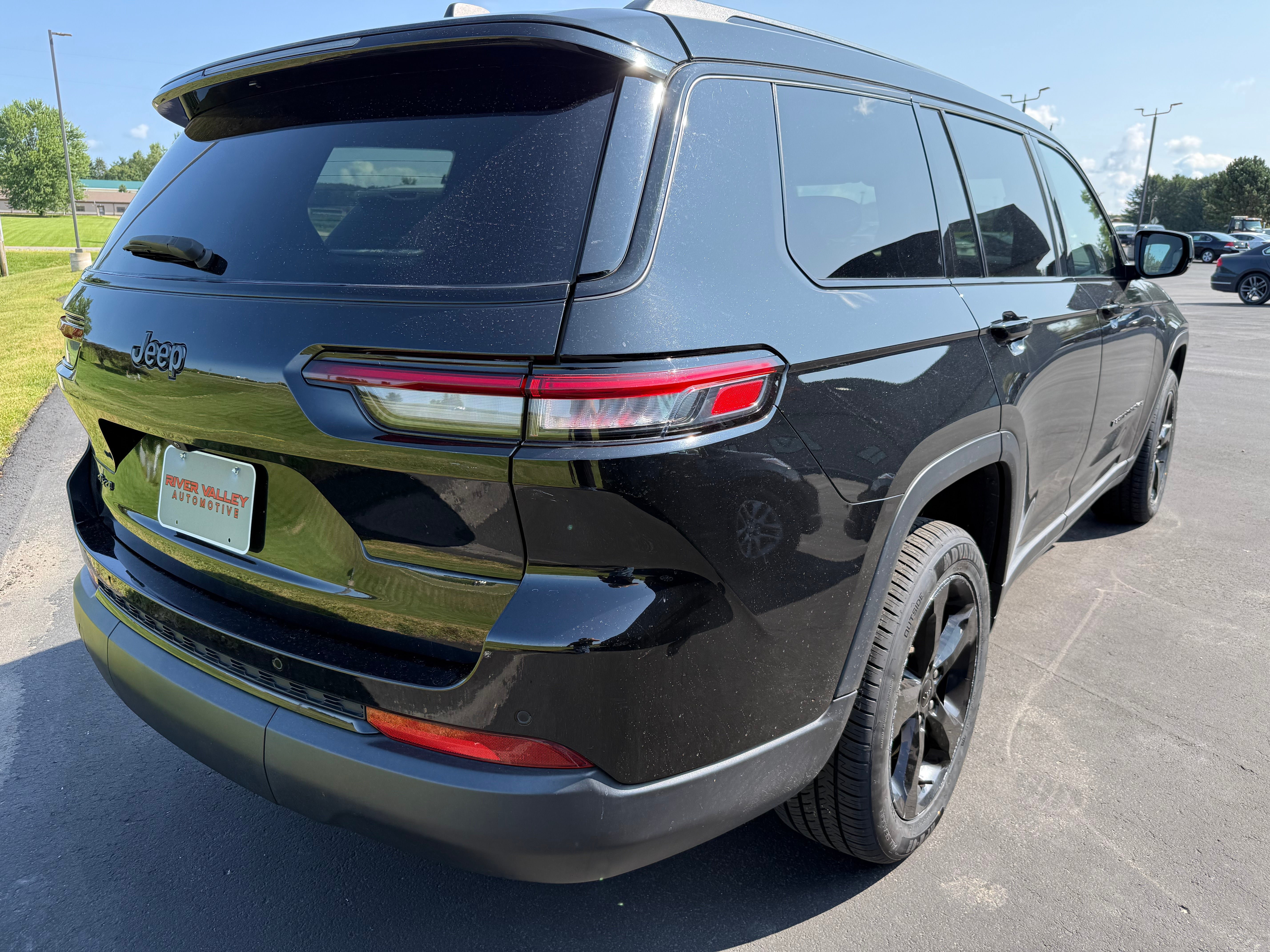 Used 2023 Jeep Grand Cherokee L Laredo AWD/4WD image 3