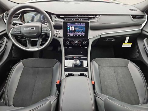 New 2025 Jeep Grand Cherokee L Laredo image 15