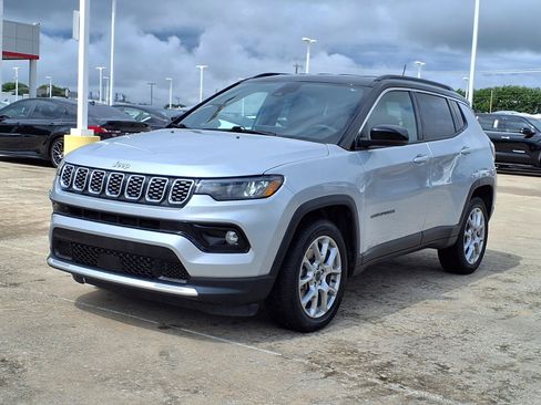 Used 2025 Jeep Compass Limited AWD/4WD image 3