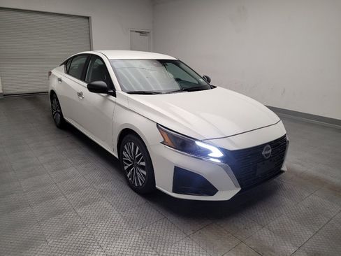 Used 2025 Nissan Altima 2.5 SV FWD image 13