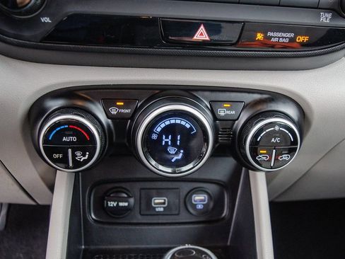 Used 2021 Hyundai Venue SEL image 18