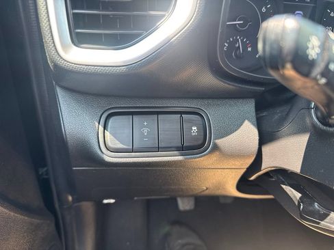 Used 2021 Hyundai Venue SE FWD image 25