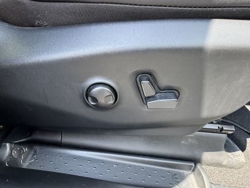 Used 2025 Chrysler Pacifica Limited FWD image 17