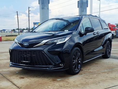 Certified 2023 Toyota Sienna XSE w/ XSE Plus Package FWD image 4