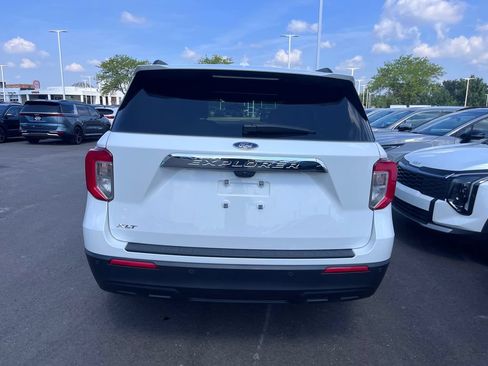 Used 2024 Ford Explorer XLT RWD image 4