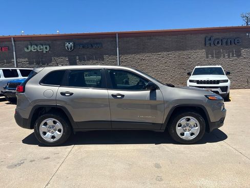 Used 2016 Jeep Cherokee Sport AWD/4WD image 4
