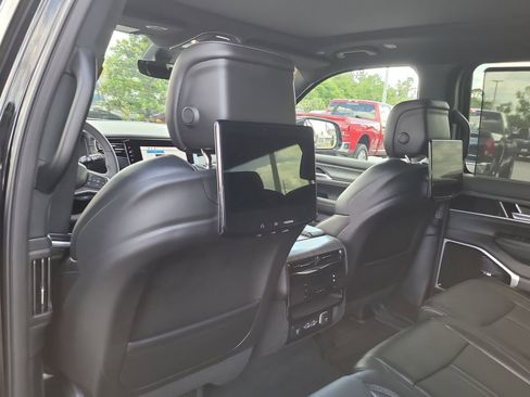 Certified 2024 Jeep Wagoneer Series III w/ Premium Group I image 11