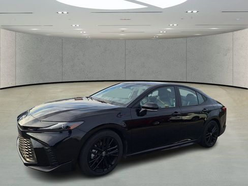 Used 2025 Toyota Camry SE w/ Convenience Package image 1