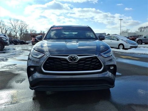 Certified 2022 Toyota Highlander XLE image 2
