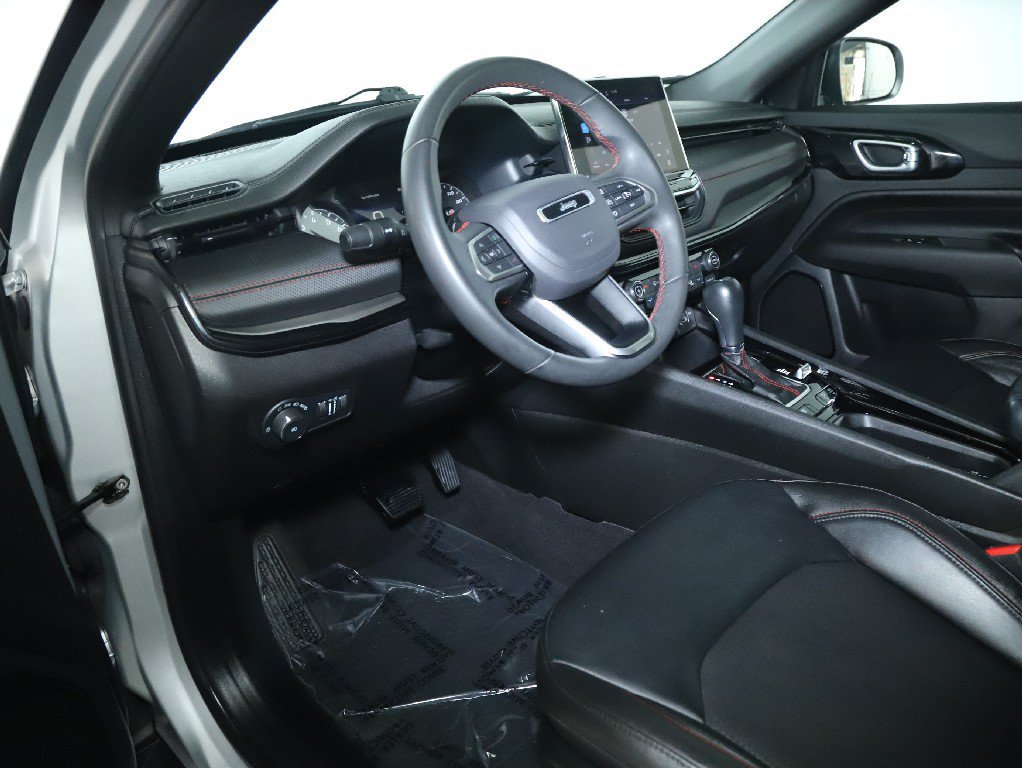 Used 2025 Jeep Compass Trailhawk AWD/4WD image 17