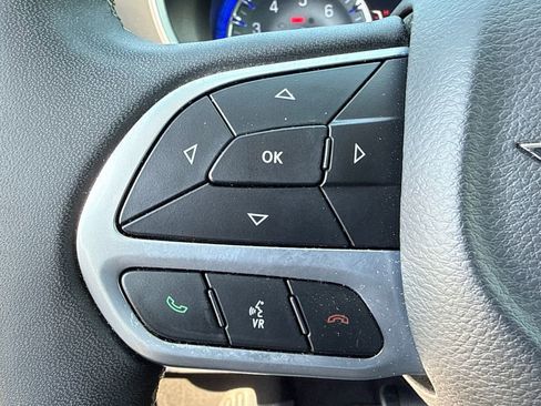 Used 2024 Chrysler Pacifica Touring-L image 25