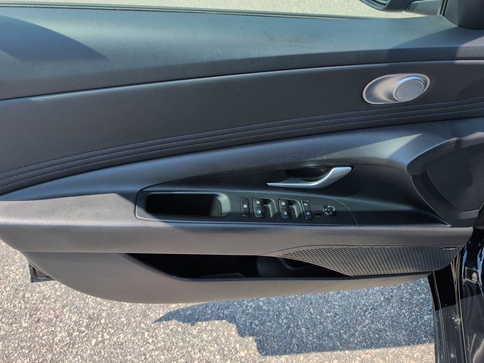 Used 2025 Hyundai Elantra Limited FWD image 16