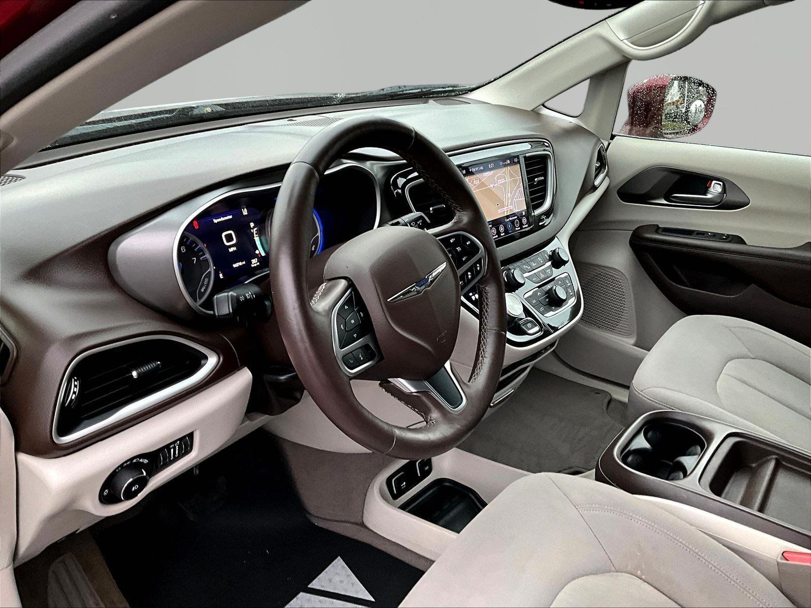 Used 2019 Chrysler Pacifica Touring Plus w/ Advanced Safetytec Group FWD image 16