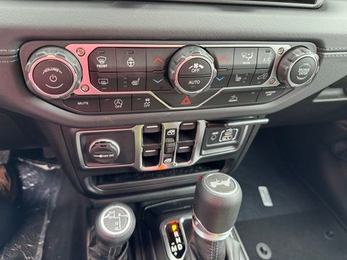 New 2025 Jeep Wrangler Unlimited Sahara w/ Technology Group AWD/4WD image 13