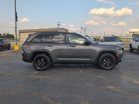 Used 2024 Jeep Grand Cherokee Altitude RWD image 9