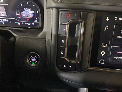 Used 2024 GMC Yukon Denali w/ Advanced Technology Package AWD/4WD image 11