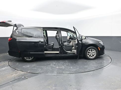 Used 2024 Chrysler Pacifica Touring-L image 30