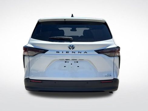 Used 2023 Toyota Sienna XLE FWD image 4