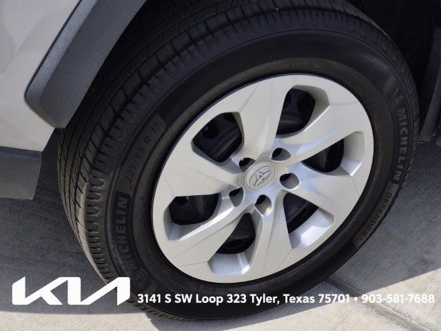 Used 2019 Toyota RAV4 LE FWD image 6