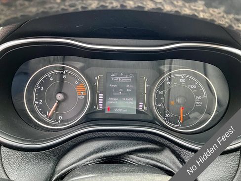 Used 2019 Jeep Cherokee Latitude w/ Cold Weather Group AWD/4WD image 18