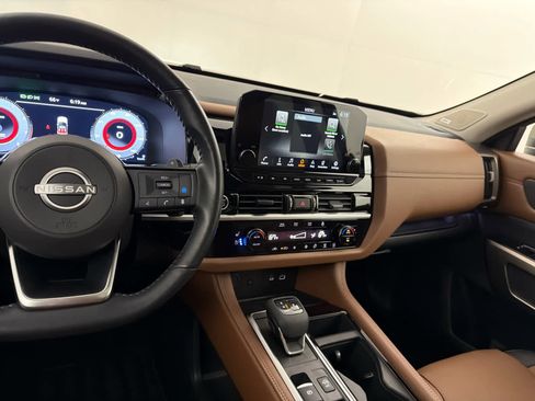 Certified 2024 Nissan Pathfinder Platinum w/ Cargo Package FWD image 18