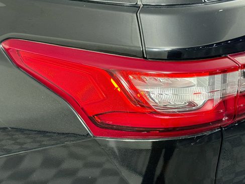 Used 2020 Chevrolet Traverse LS FWD image 33