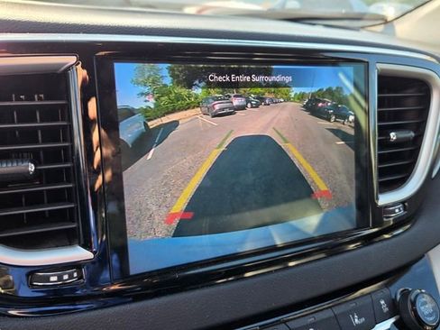 Used 2023 Chrysler Pacifica Touring-L FWD image 13