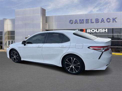 Used 2020 Toyota Camry SE image 3