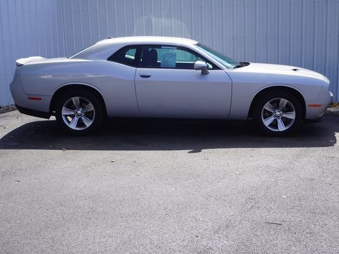 Used 2022 Dodge Challenger SXT image 2