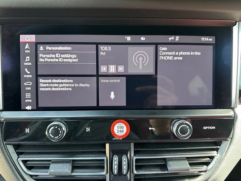 Certified 2024 Porsche Macan AWD/4WD image 35